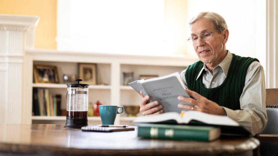 Ta̱ John káʼvira Biblia