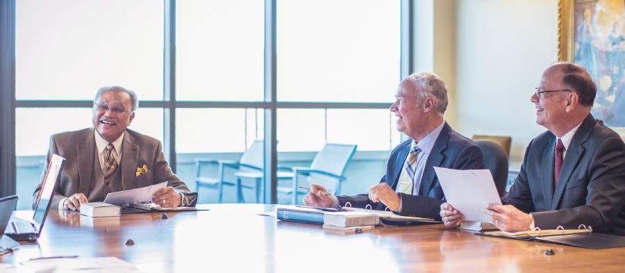 Ta̱ Samuel Herd íyora xíʼin ta̱ Stephen Lett xíʼin ta̱ David Splane, na̱yóʼo kúúna na̱ Cuerpo Gobernante