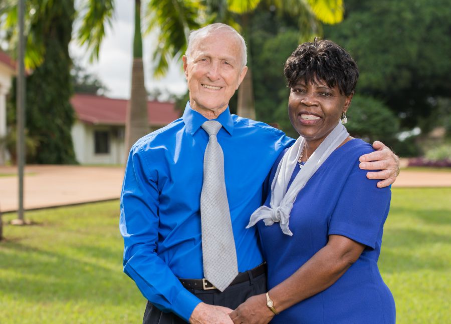 Ta̱ Maxim xíʼin ñá Happy Danyleyko nu̱ú ña̱ sucursal ña̱ Benín