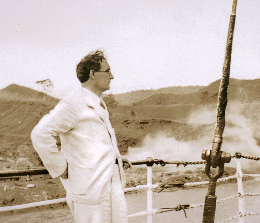 Ta̱ George Young ku̱a̱ʼa̱nra xíʼin tú barco