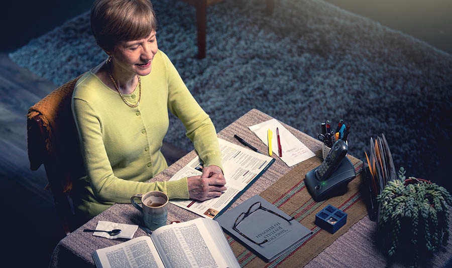 Iin ñá hermana chíndeeñá xi̱níñá tá káʼa̱nna xíʼin Ndióxi̱ tá xíniso̱ʼoñá reunión xíʼin teléfono