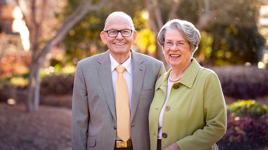 Ta̱ Winston xíʼin ñá Pam ti̱xin sucursal ña̱ Australasia