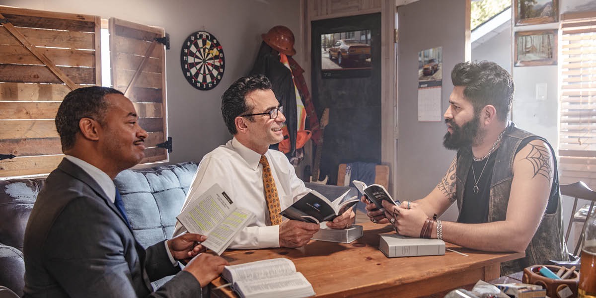 U̱vi̱ ta̱ hermano káʼvira Biblia xíʼin iin ta̱a ta̱ íyoní tatuaje ku̱ñu ta ñúʼu ku̱a̱ʼání siki̱ ndaʼa̱ra ta ndíka̱a̱ iin siki̱ su̱kúnra