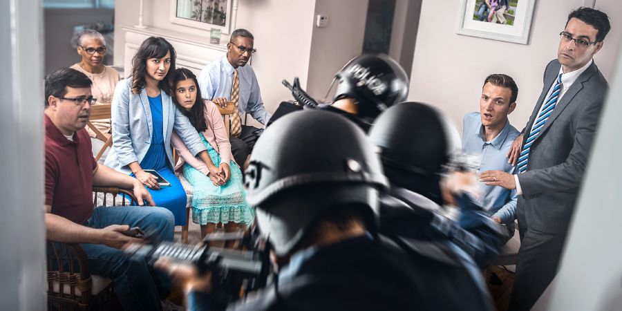 Na̱ policía ni̱ki̱ʼvina iin veʼe nu̱ú ndátaka na̱ hermano, soo na̱yóʼo va̱ása yíʼvina