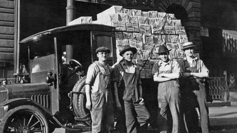 Sava na̱ hermano na̱ íyo chí Brooklyn (Nueva York), ndítana siín iin carro tú ndíso revista ña̱ naní The Golden Age