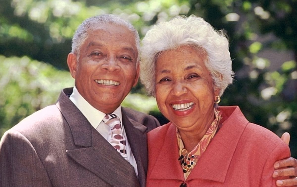 Ta̱ Woodworth xíʼin ñá Oris Mills tá xa̱a̱ chéena