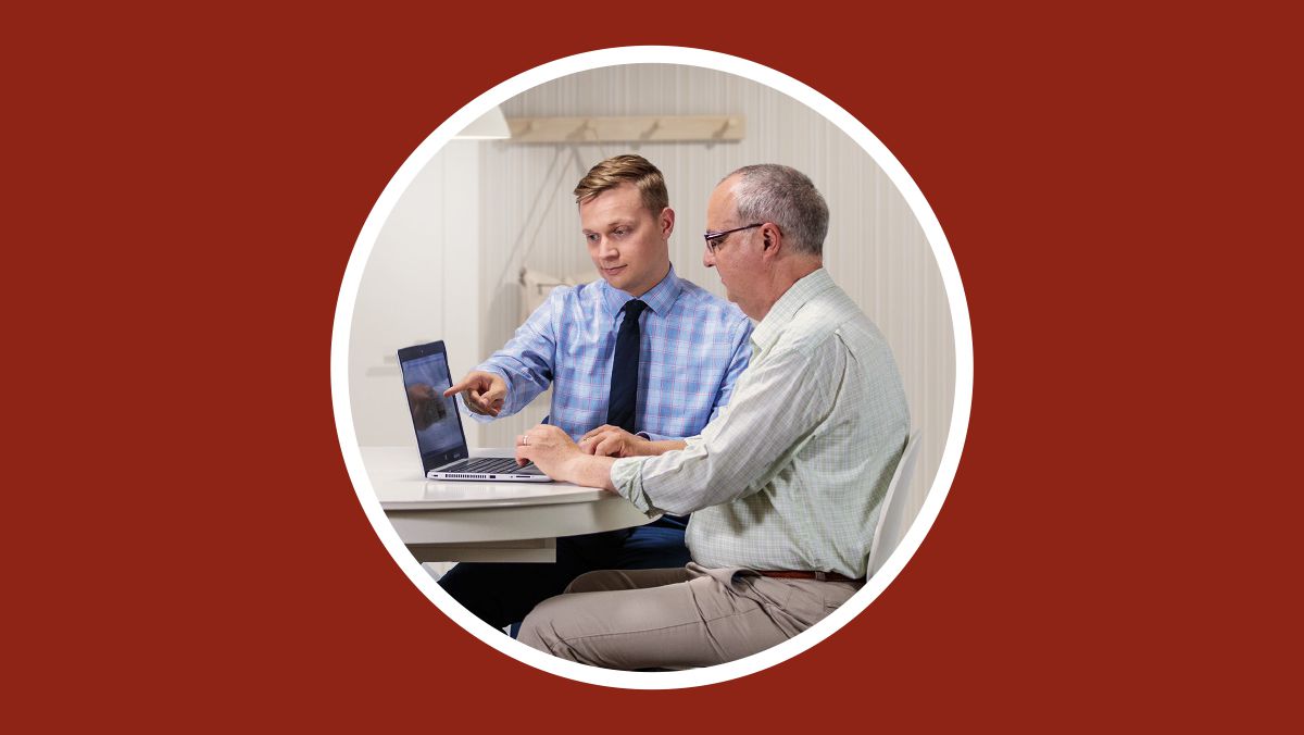 Iin ta̱ hermano sánáʼa̱ra ta̱ káʼvira xíʼin ndáa ki̱ʼva nandukúra información nu̱ú iin computadora tú kúúmiíra.