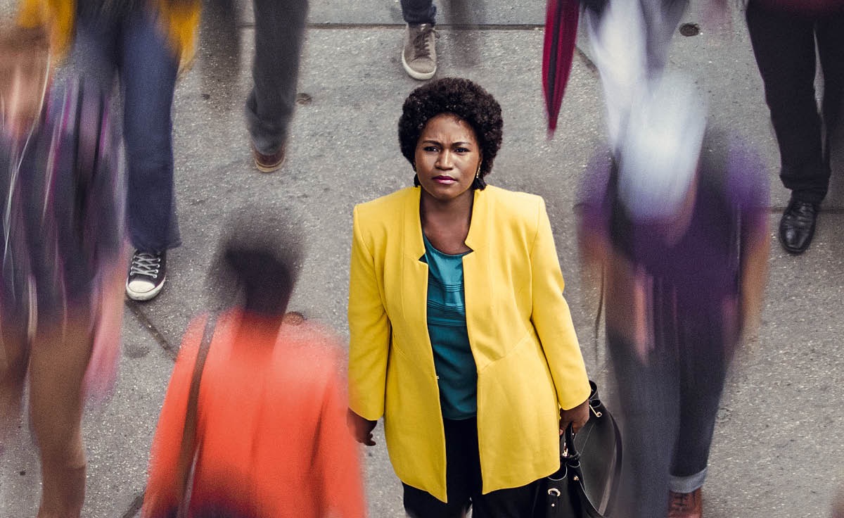 Iin ñá ñaʼá ku̱a̱ʼa̱nñá ma̱ʼñú inkaka na̱ yiví chí calle. Xítoñá chí ni̱nu ta ndáka̱tu̱ʼun xíʼin miíñá: “¿Á kíʼin Ndióxi̱ kuenta xíʼi̱n?”.