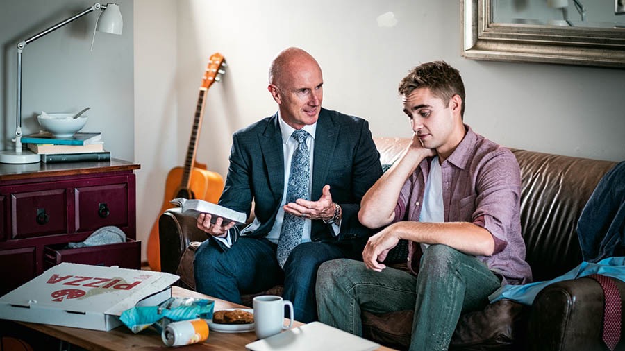 Iin ta̱ anciano níʼira iin Biblia ta táxira consejo ndaʼa̱ iin ta̱ hermano loʼo xa̱ʼa̱ ña̱ limpio koo veʼera. Veʼe ta̱ hermano yóʼo yaku̱a̱níña ta kininí ndóo ña̱ʼa ña̱ kúúmiíra.