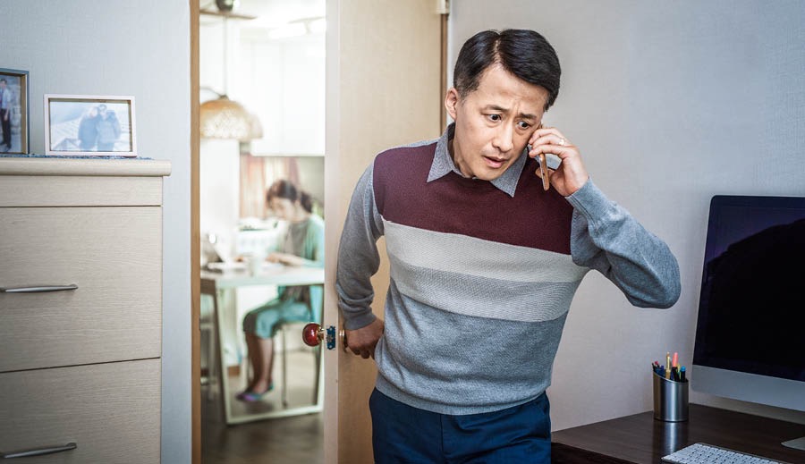 Iin ta̱ anciano káʼa̱nra xíʼin teléfono, ta ndákasira yéʼé ta íyo ñá síʼíra káʼviñá chí ini veʼe.