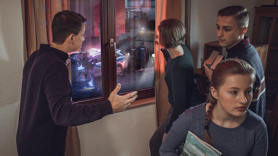 Na̱ hermano na̱ xa̱a̱ ni̱ka̱ʼa̱nyó xa̱ʼa̱ yóʼo xítona chí ventana ña̱ ndíta na̱ policía chí yéʼé veʼena, ta na̱ va̱lí se̱ʼena táxi̱n íyona ta chíse̱ʼéna tutu ña̱ tává na̱ ñuu Ndióxi̱.