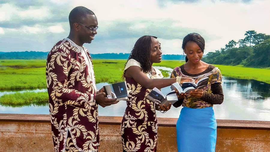 Ta̱ Léonce xíʼin ñá Gisèle nátúʼunna xíʼin iin ñá ñaʼá tá ndítana sa̱tá iin puente.