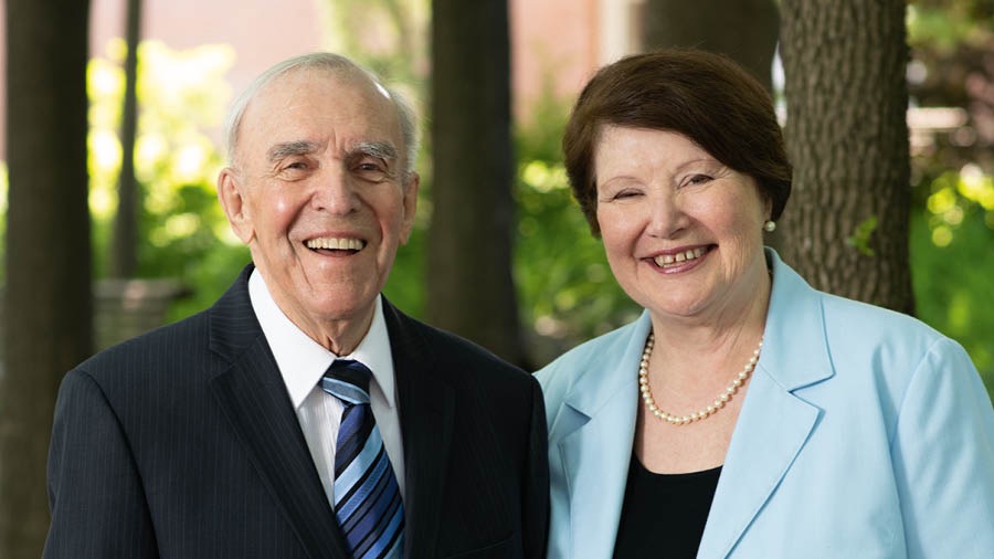 Ta̱ Léonce Crépeault xíʼin ñá síʼíra ñá Carolyn.