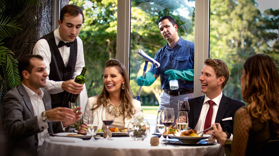 U̱vi̱ na̱ matrimonio xáku̱na ta kúsi̱í-inina tá xíxina ini iin restaurante ña̱ yaʼvi. Iin ta̱ hermano ndáya̱kúnra ventana, xítorana ta kúni̱ra vií koora nda̱a̱ táki̱ʼva íyo na̱yóʼo.