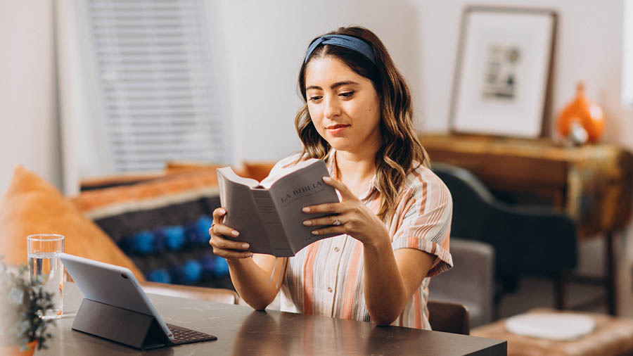 Iin ñá hermana káʼviñá Biblia.