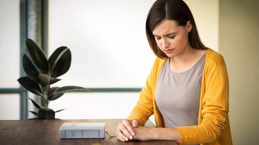 Iin ñá hermana kéʼéñá iin oración tá kúma̱níka kaʼviñá Biblia.