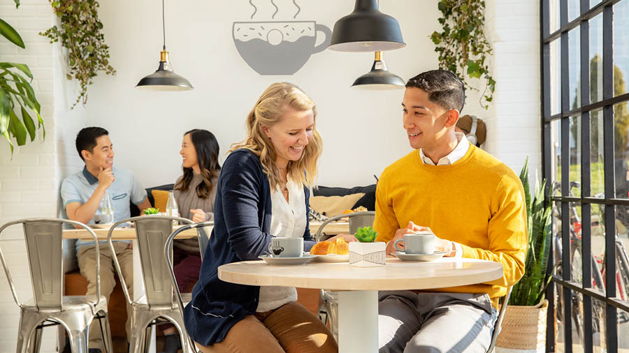 Iin ta̱a xíʼin iin ñaʼá si̱íní nátúʼunna xíʼin-táʼanna ini iin cafetería.