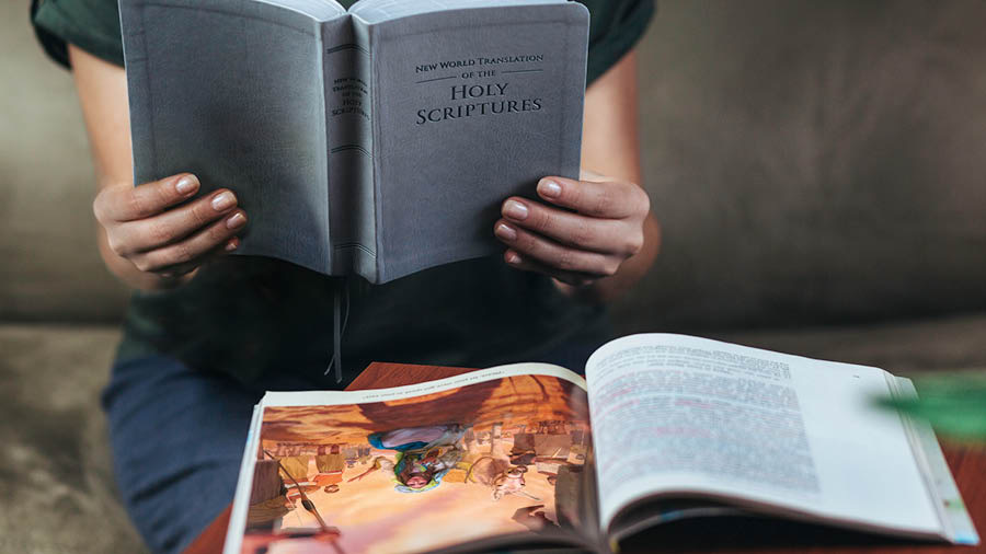 Ñá hermana yóʼo káʼviñá Biblia ta saátu iin tutu ña̱ tává na̱ ñuu Ndióxi̱.
