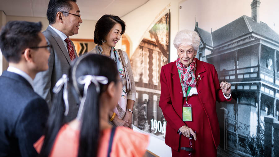 Ñá Kathleen káʼa̱nñá xíʼin iin na̱ familia na̱ ni̱xa̱a̱ koto Betel.