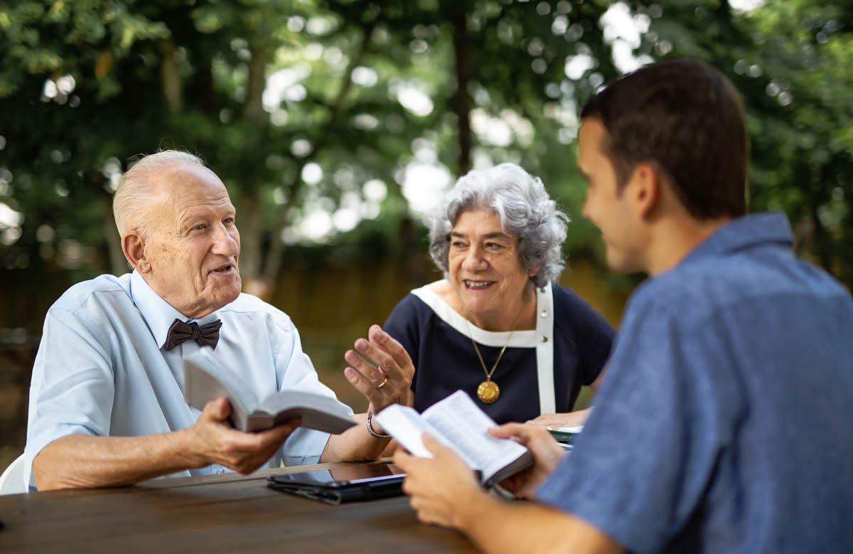 Ta̱ René xíʼin ñá Lydie nátúʼunna xa̱ʼa̱ Ndióxi̱ xíʼin iin ta̱a.