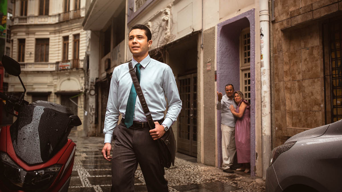 Iin ta̱ hermano ku̱a̱ʼa̱nra reunión. Ta ni ndáʼyi̱ na̱ veʼera nu̱úra, kúsi̱í-inira ku̱a̱ʼa̱nra.