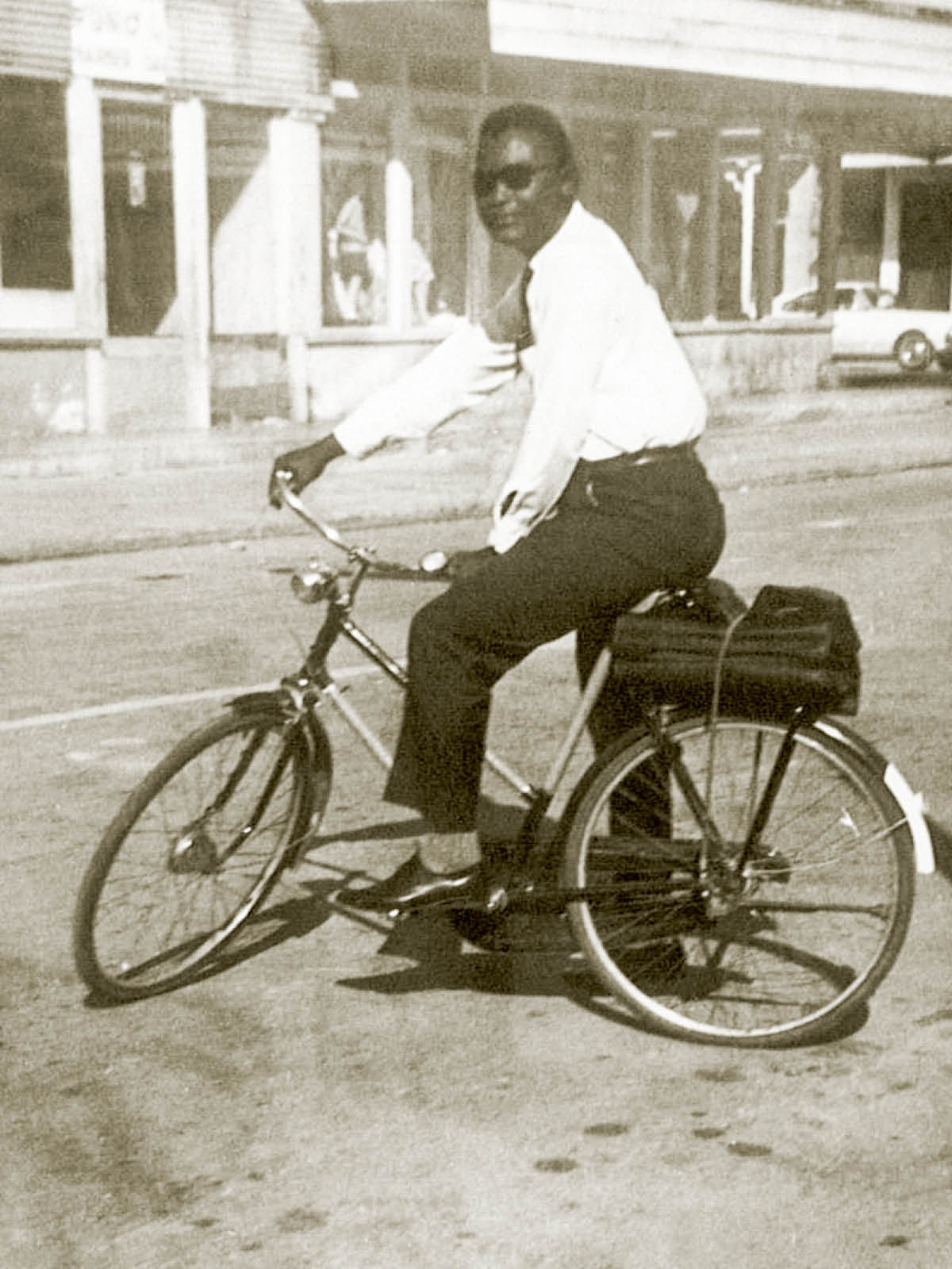 Ta̱ Daniel kánuura bicicleta.