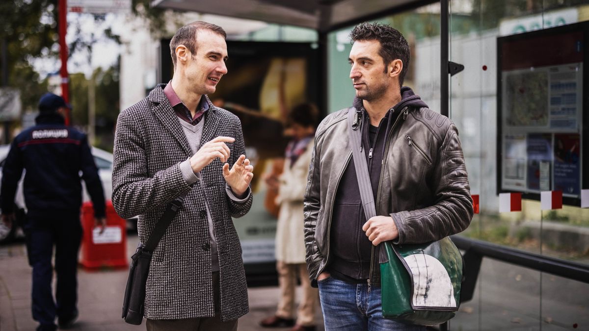 Iin ta̱ hermano nátúʼunra xíʼin iin ta̱a nani ndátuna tú autobús. Ta chí sa̱tára ku̱a̱ʼa̱n iin ta̱ policía.