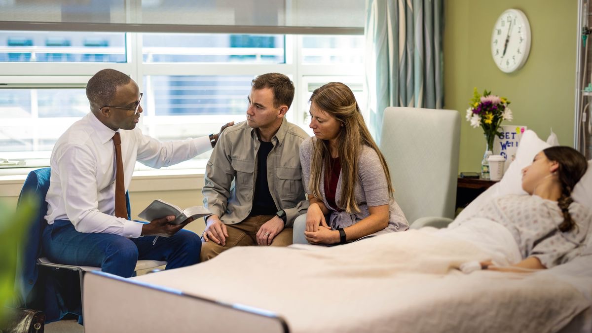 Iin ta̱ anciano xíniñúʼura Biblia ña̱ sandíkora-ini iin na̱ matrimonio na̱ ñúʼu ti̱xin hospital. Chí síínna nínduʼú á kánduʼú iin ñá loʼo.
