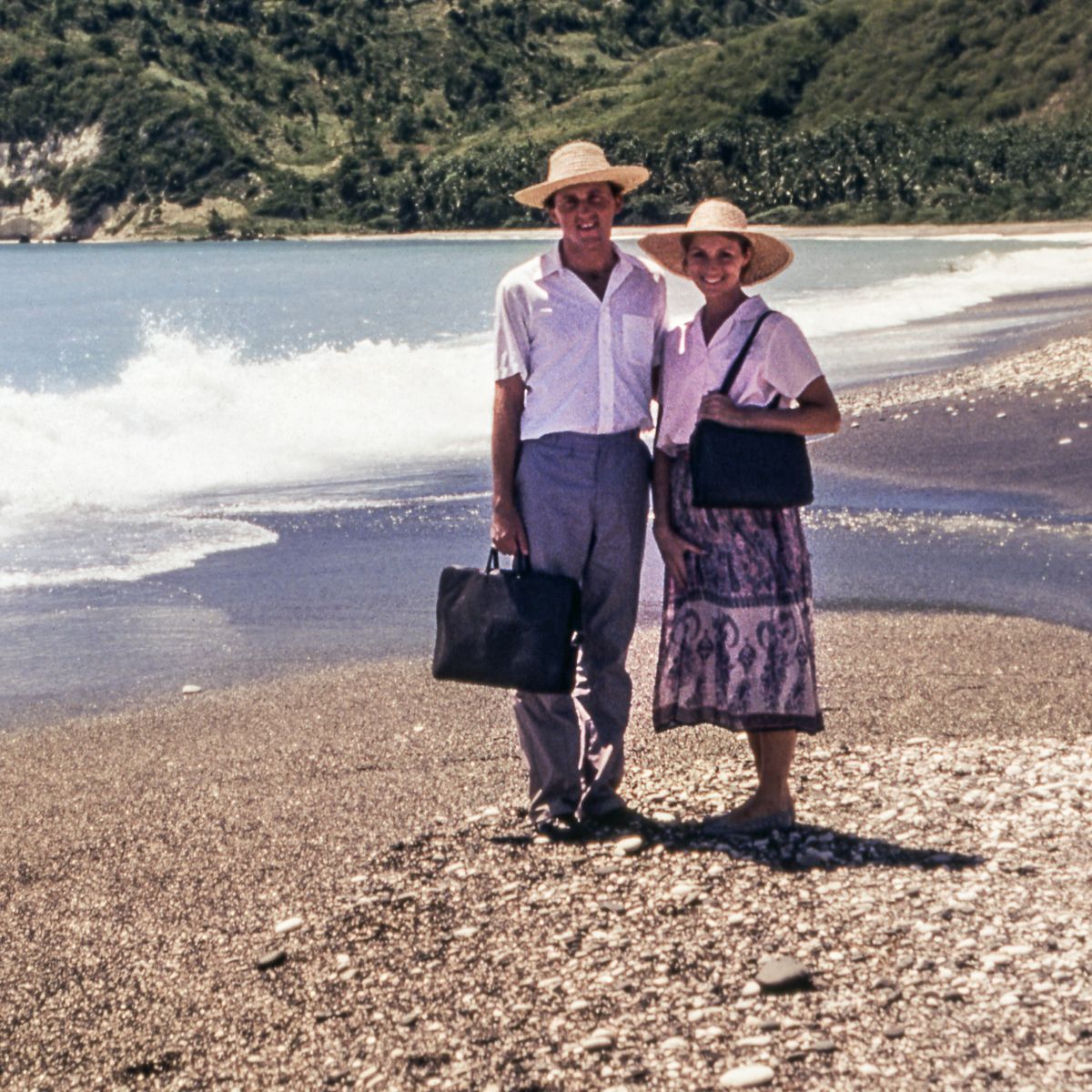 Ta̱ Franco xíʼin ñá Debbie nátúʼunna xíʼin na̱ yiví chí playa ña̱ Haití.