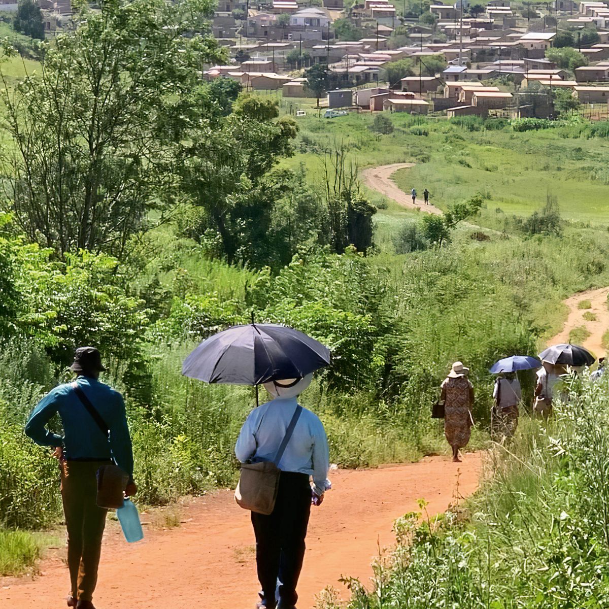 Ta̱ Franco ku̱a̱ʼa̱nra xíʼin na̱ hermano ña̱ natúʼunna xíʼin na̱ yiví xa̱ʼa̱ Ndióxi̱.