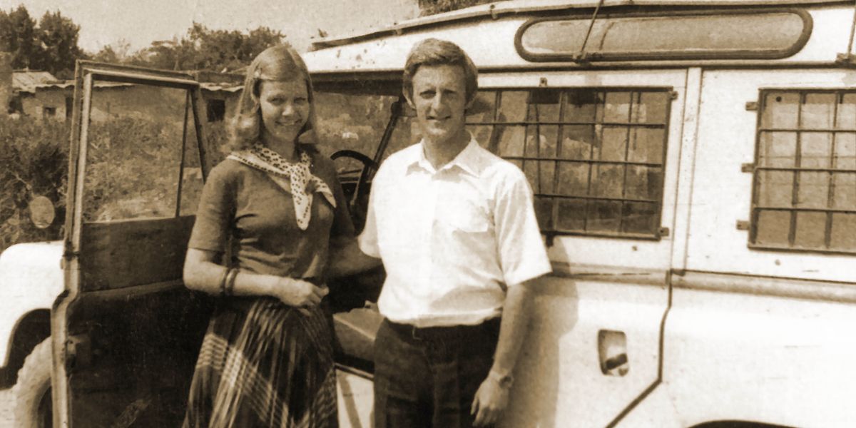 Ta̱ Mats xíʼin ñá Ann-Catrin níndichina yatin siín carro tú xi̱xika xíʼinna.