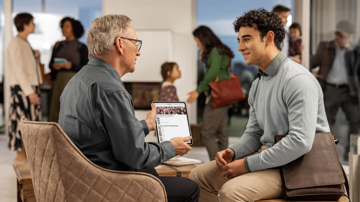 Iin ta̱ superintendente ña̱ grupo sánáʼa̱ra iin ta̱ hermano ta xíniñúʼura folleto ña̱ naní “Sánáʼa̱yó na̱ yiví chi kúʼvi̱-iniyó xíniyóna”.