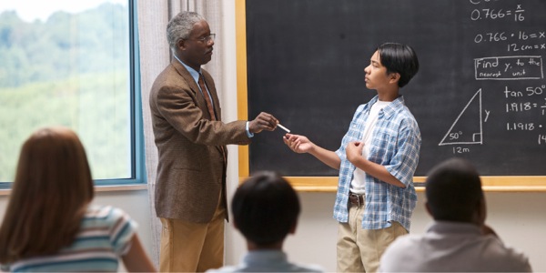 Een leraar staat een opstandige leerling toe de klas te laten zien hoe hij een lastig probleem zou oplossen