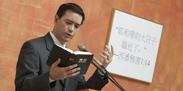 Een Getuige houdt een Bijbelse toespraak