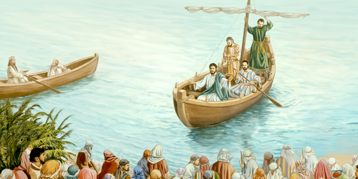Jezus zit in een boot en onderwijst de menigte op de oever van het Meer van Galilea