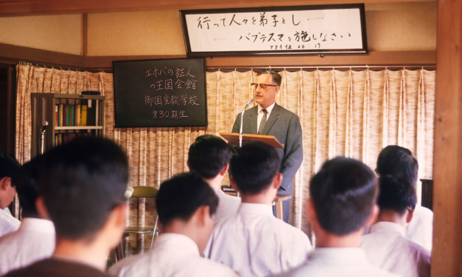 Lloyd Barry die lesgeeft op de Koninkrijksbedieningsschool in Japan in 1970