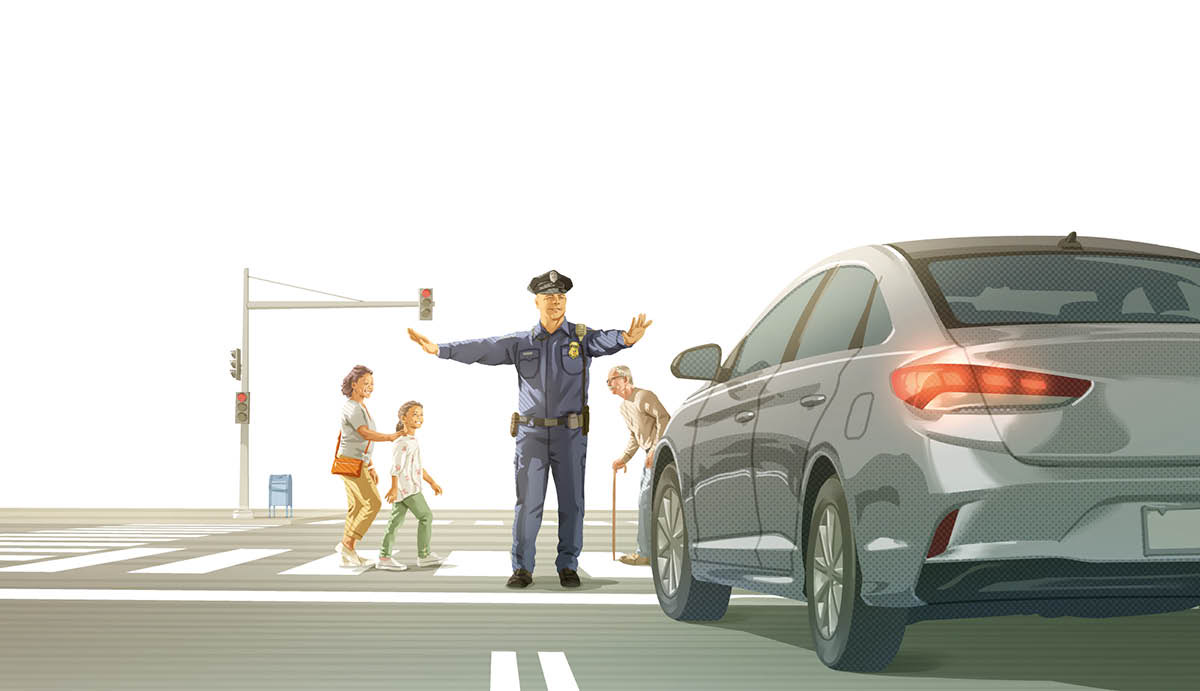 Een agent houdt bij een druk kruispunt het verkeer tegen. Mensen van verschillende leeftijden steken de straat over.
