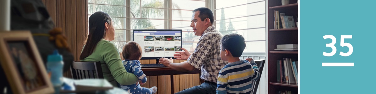 Les 35. Een man zoekt op een website naar auto’s terwijl zijn vrouw en kinderen meekijken.