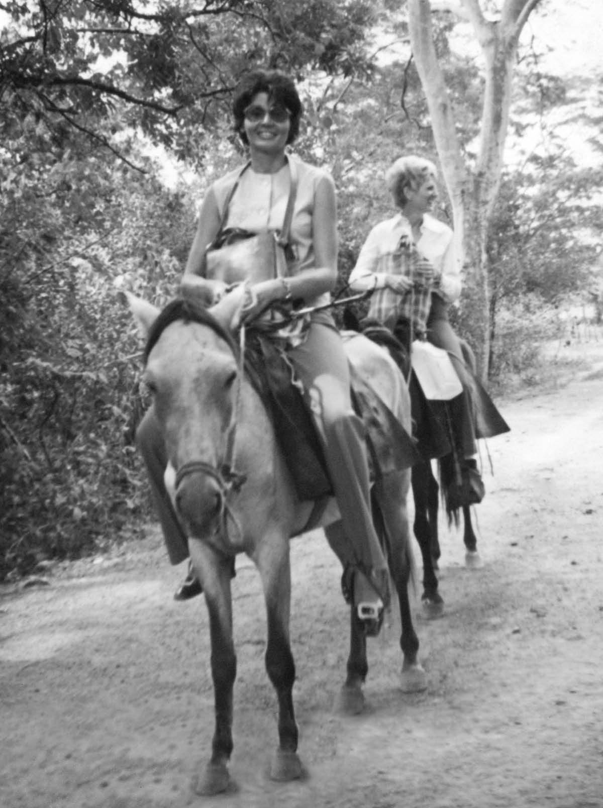 Elfriede en Marguerite op een paard.