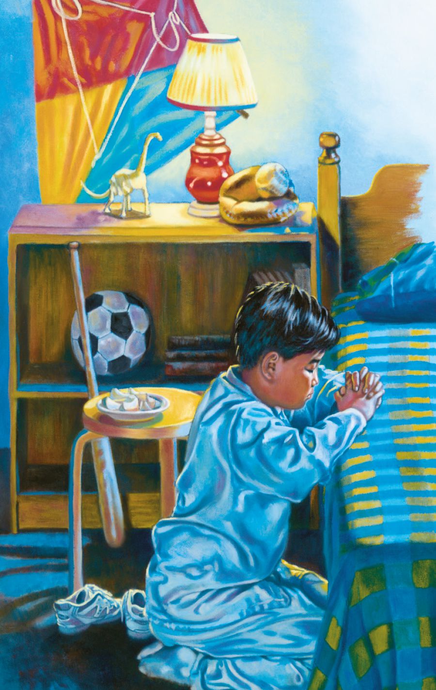 Een jongen knielt naast zijn bed en bidt