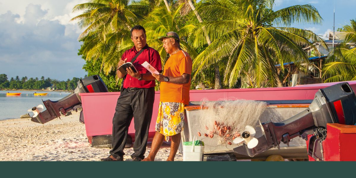 Een broeder biedt in Tuvalu het traktaat aan Zullen de doden weer leven?