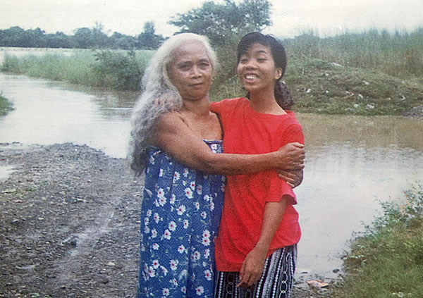 Marieta en haar moeder toen ze werden gedoopt