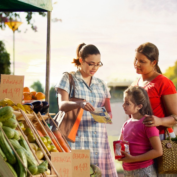 Een Getuige van Jehovah vertelt over het goede nieuws bij een fruitkraam