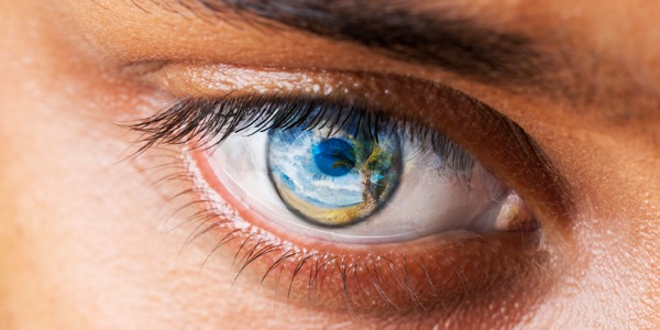 Een oog met een weerspiegeling van een paradijsplaatje