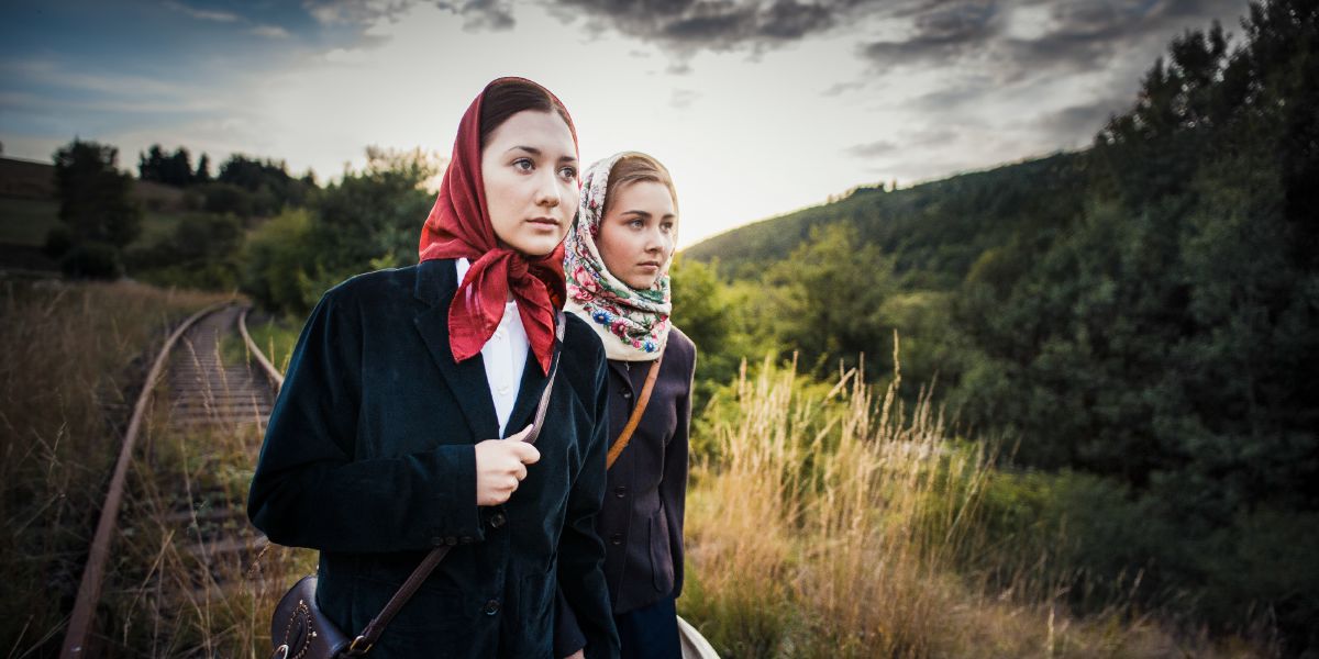 Corinna en een andere zuster in Siberië lopen een lange afstand om een vergadering te bezoeken