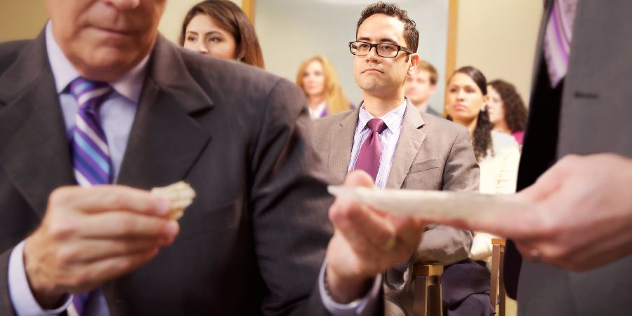 Op het Avondmaal neemt een Getuige van Jehovah van het brood