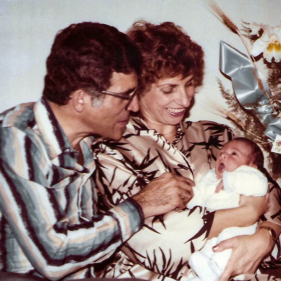 Dyah en Sylvia met hun pasgeboren zoon Gabriel.