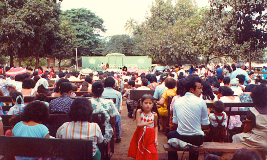 Et utendørsstevne for Jehovas vitner i Nicaragua i 1953