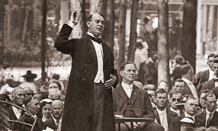 J.F. Rutherford holder en tale for bibelstudentene på et stevne i 1919