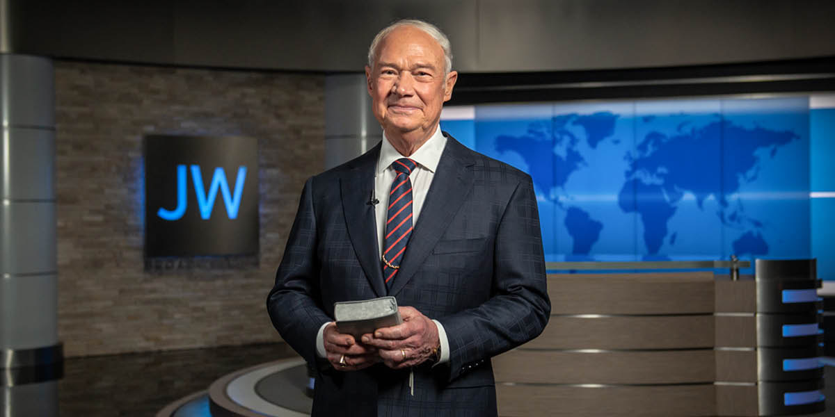 Et medlem av det styrende råd er programvert i JW Broadcasting-studioet.